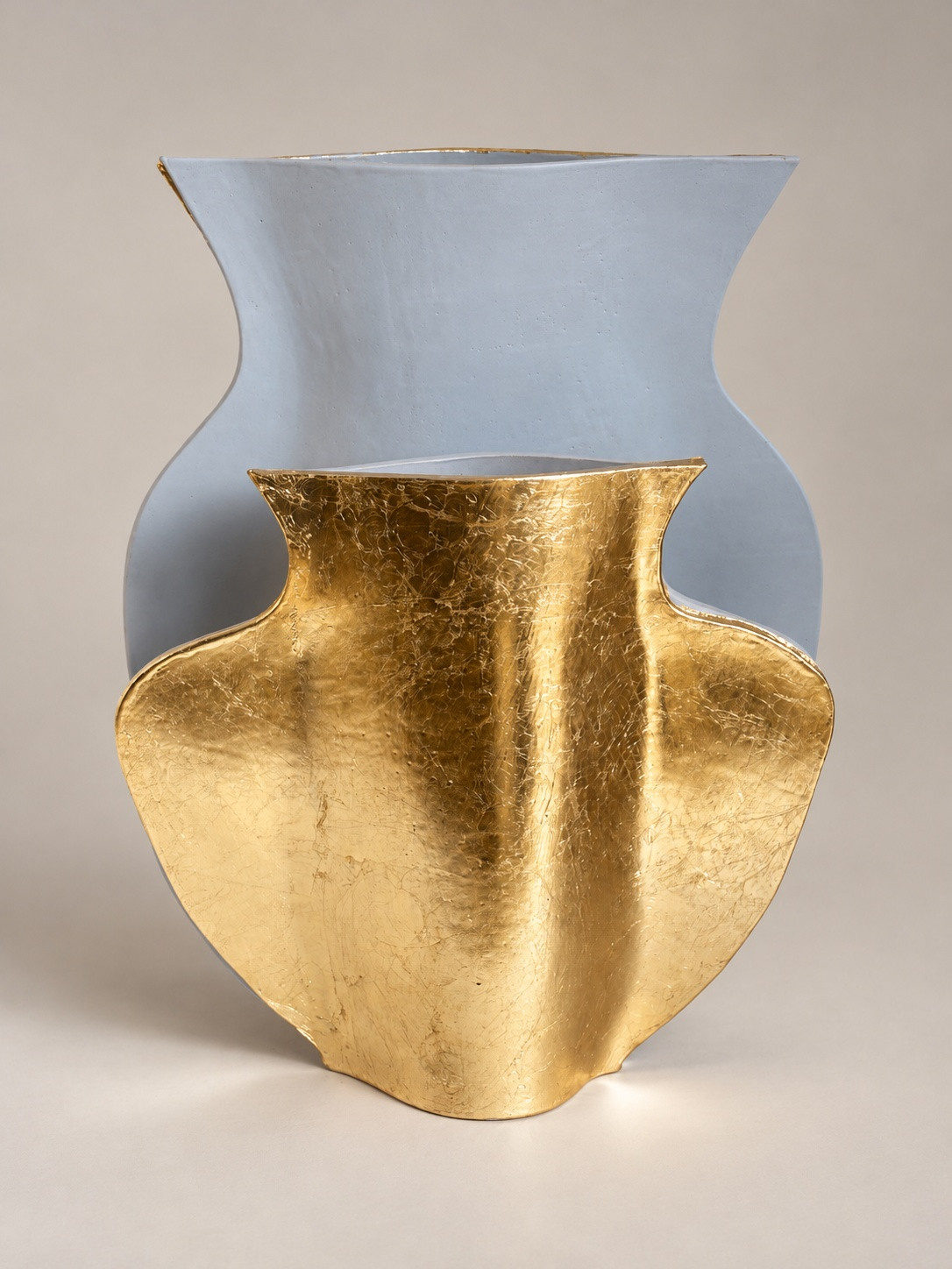 Contrepoint II — Composition sculpturale aux courbes baroques, gris nuage mat et feuille d’or — 42 × 31 cm — Vue 1