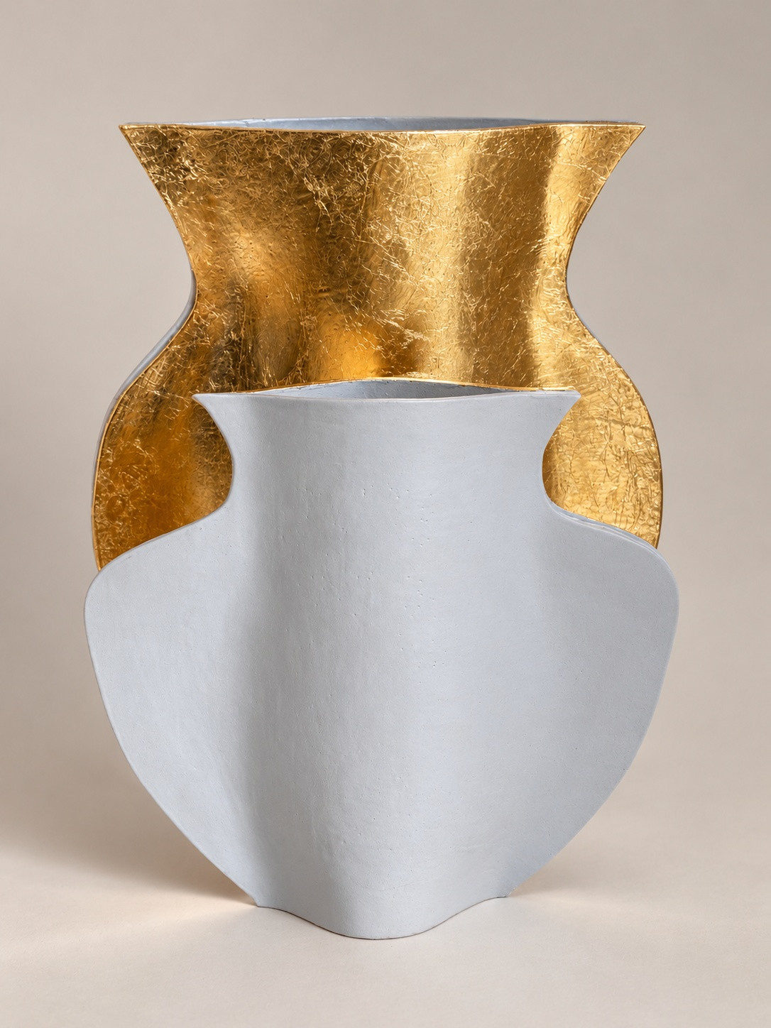 Contrepoint II — Composition sculpturale aux courbes baroques, gris nuage mat et feuille d’or — 42 × 31 cm — Vue 2