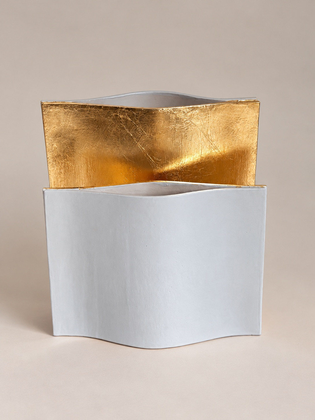Contrepoint I — Composition sculpturale angulaire, gris nuage mat et feuille d’or — 30 × 28 cm — Vue 1