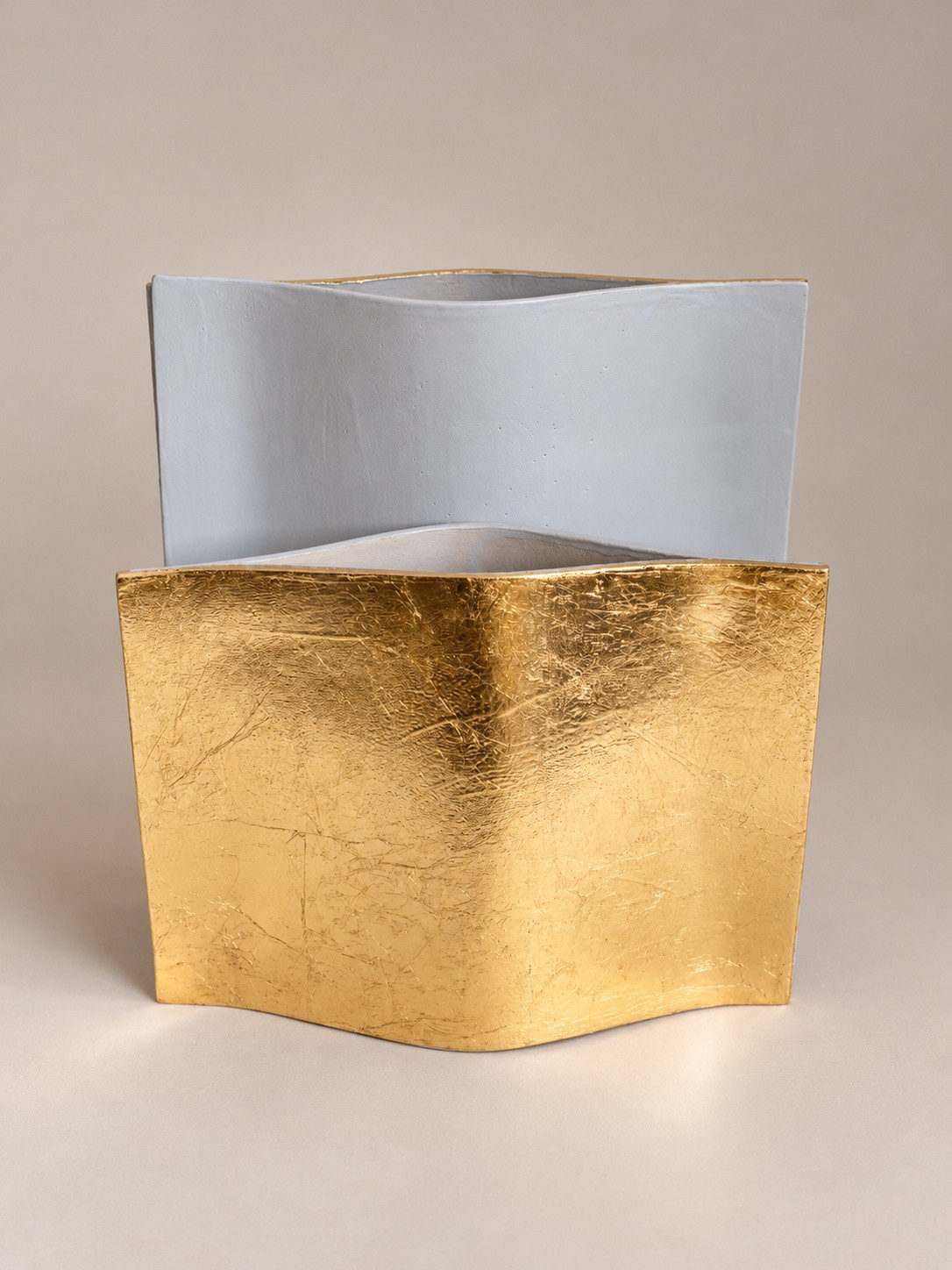 Contrepoint I — Composition sculpturale angulaire, gris nuage mat et feuille d’or — 30 × 28 cm — Vue 2