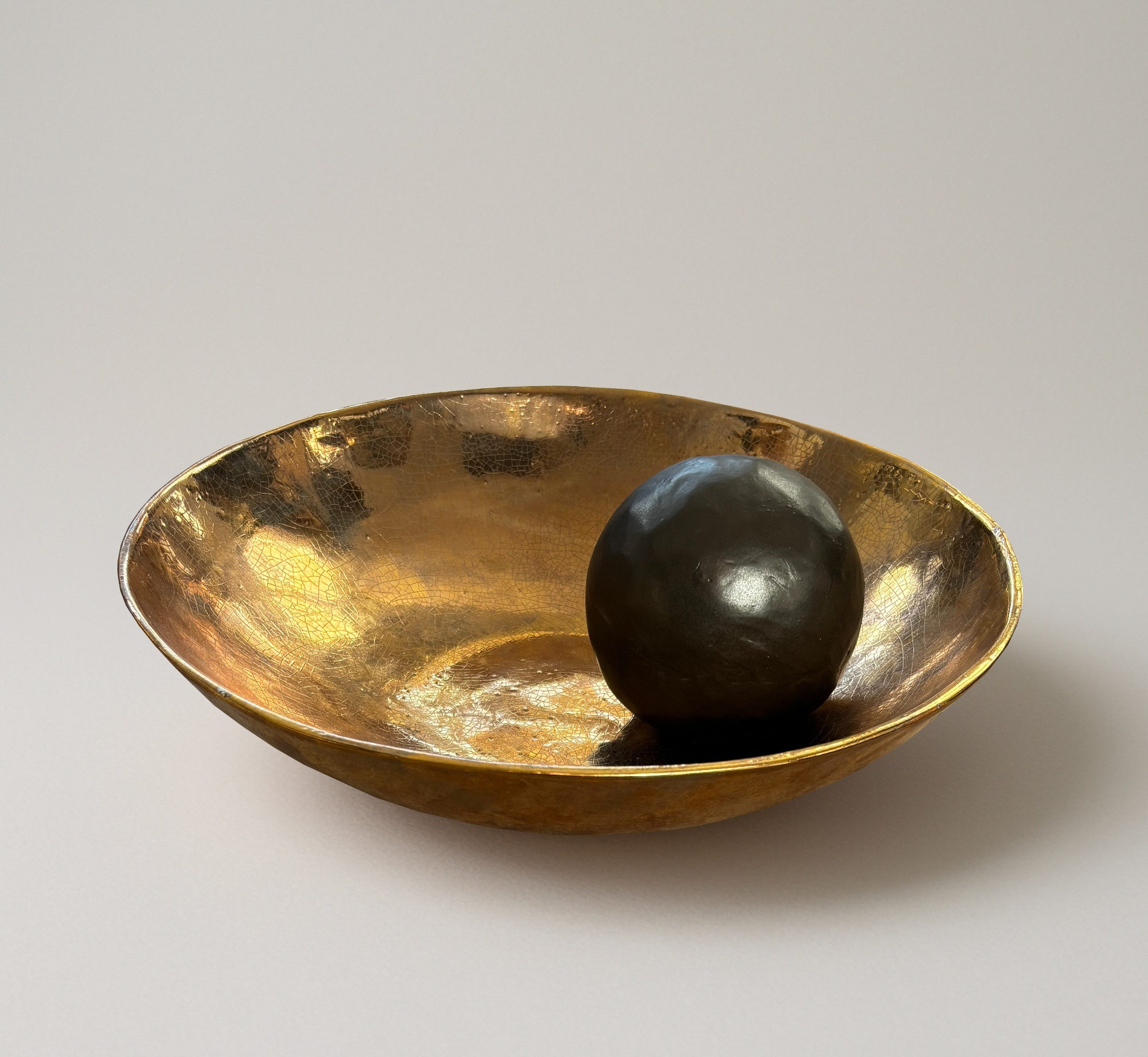 Coupe en céramique dorée avec sphère noire — Ø 40 cm