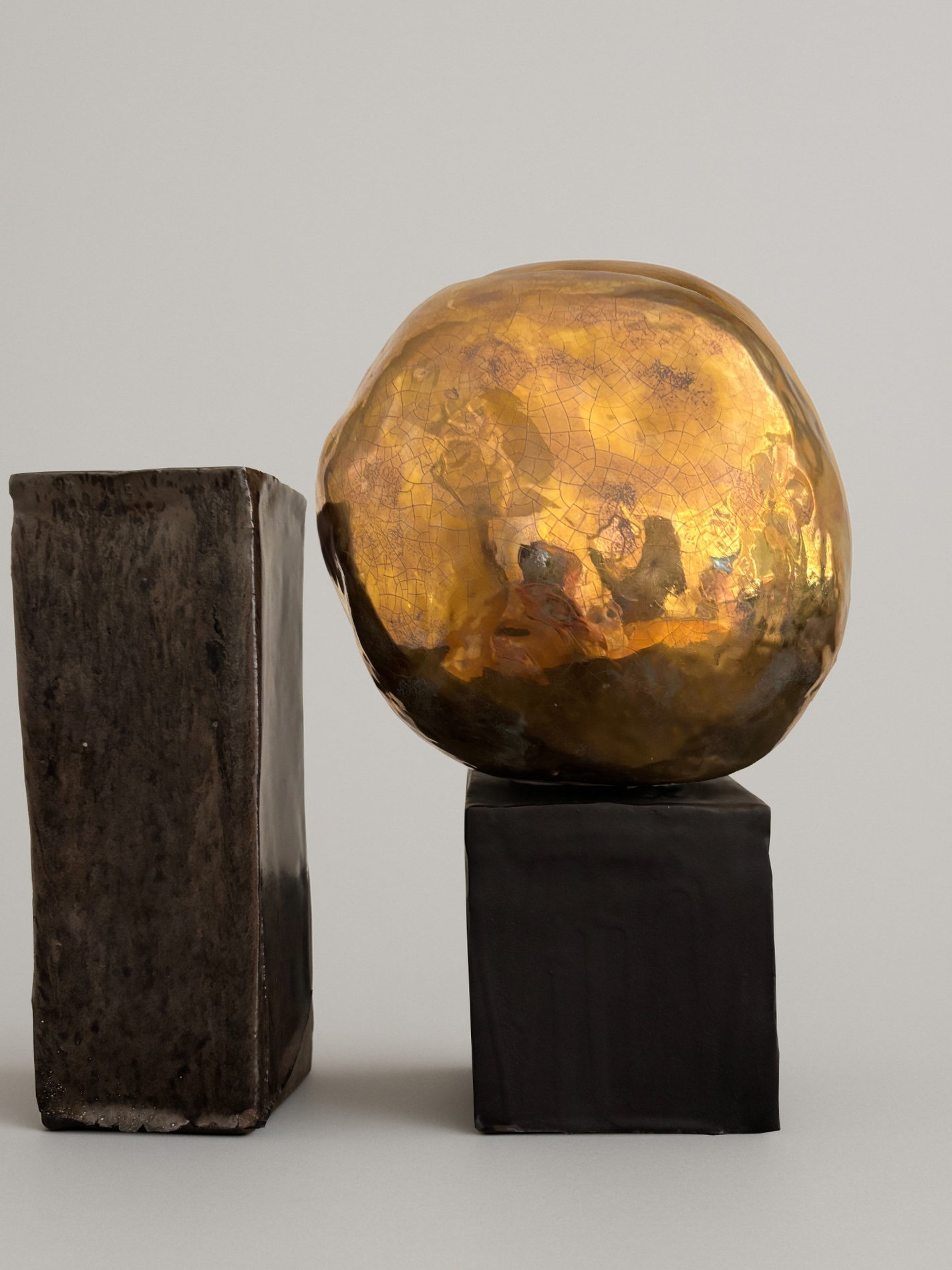 Sphère en céramique dorée et éléments sculpturaux noirs — Ø 18 cm
